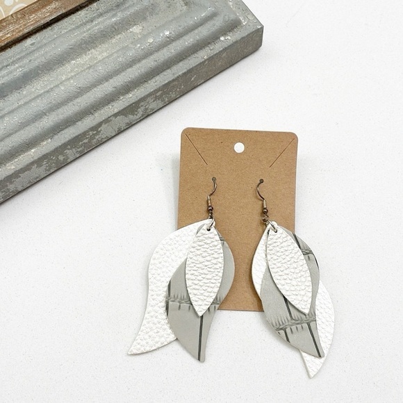 Textured layer teardrop hand made earrings - Picture 2 of 2